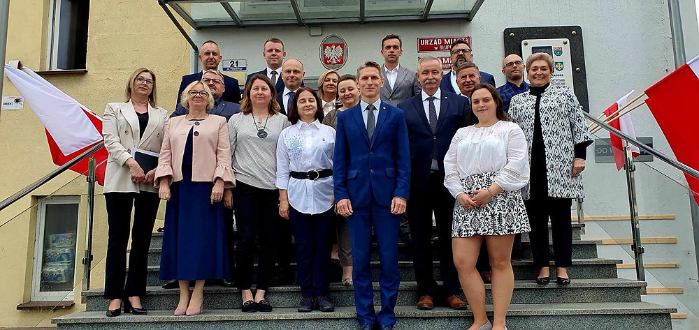 Radni Miasta Słupcy przed Urzędem Miasta